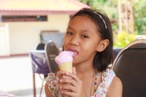 Girl eating Ice Cream — Stock Photo, Image