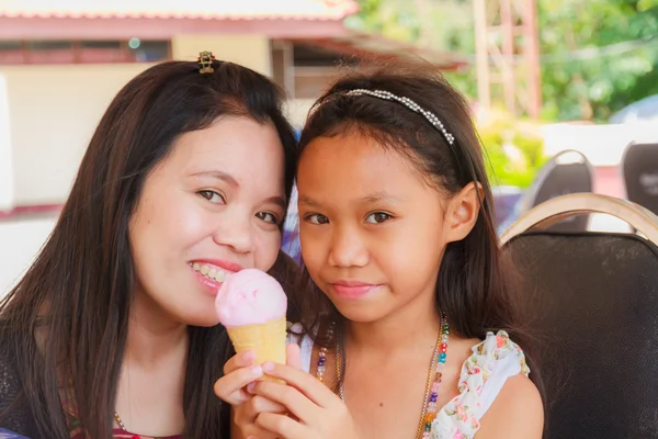 Famiglia mangiare gelato — Foto Stock