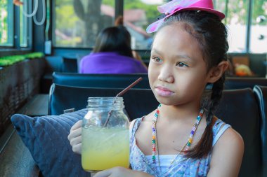 genç kız içme suyu