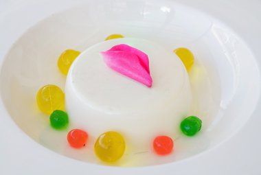 Gül panna cotta