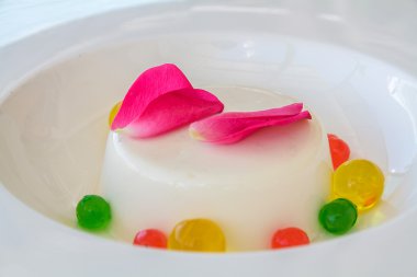 Gül panna cotta