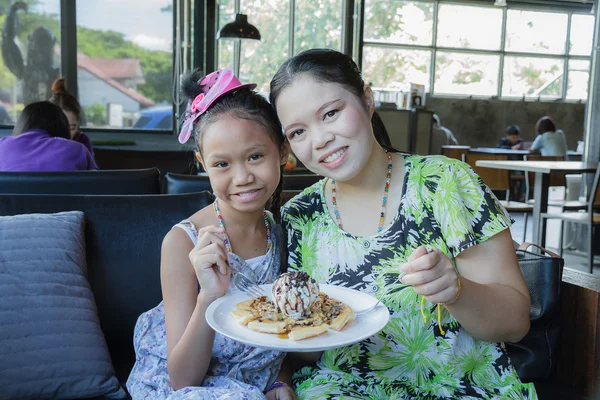 Famiglia mangiare roti gelato — Foto Stock