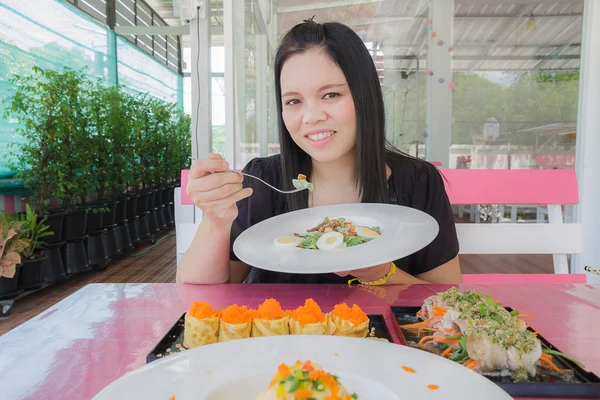 女の子は、レストランで食べ物を食べる — ストック写真