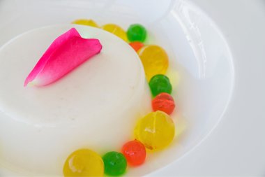 Gül panna cotta