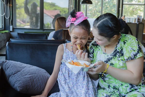 Famiglia mangiare patatine fritte — Foto Stock