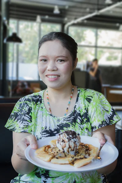 Ragazza mangiare roti gelato — Foto Stock