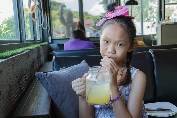 Młoda dziewczyna do picia sok — Zdjęcie stockowe