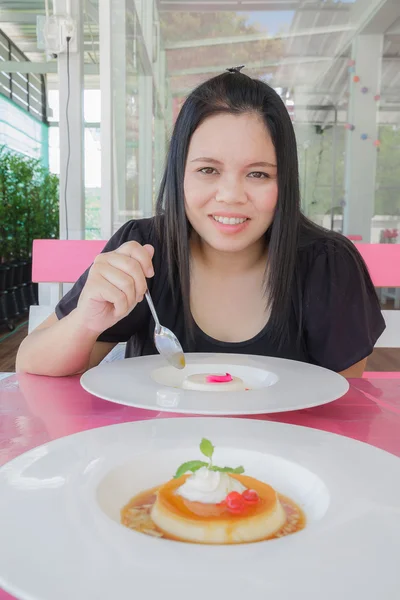 Meisje eten dessert — Stockfoto