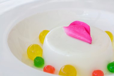 Gül panna cotta