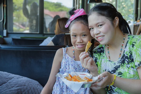 Familia comiendo papas fritas —  Fotos de Stock