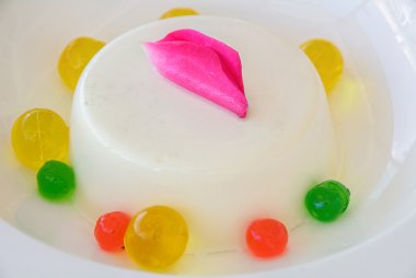 Gül panna cotta