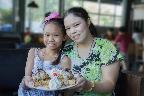 Family eat honey toast — Stock Photo, Image