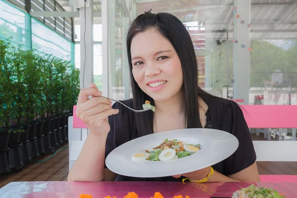 Meisje eten Caesarsalade — Stockfoto