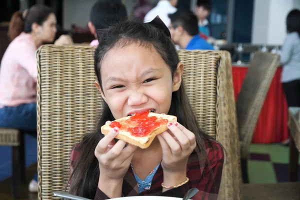 朝食を食べる女の子 — ストック写真