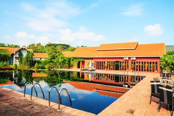 Swimming pool in resort — Stock Photo, Image