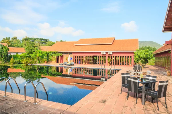 Piscina en el complejo — Foto de Stock