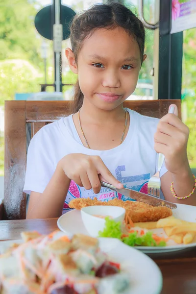 Menina criança comendo peixe Dolly Steak — Fotografia de Stock