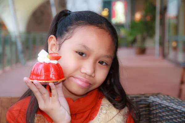 Dívka Ukázat jahodový dort — Stock fotografie