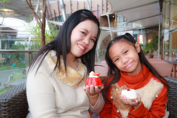 Mother and daughter in restaurant — Stock Photo, Image