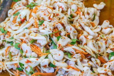 Kalamar salatası baharatlı