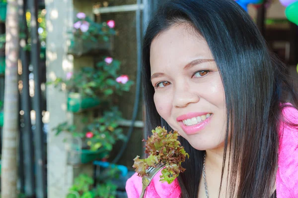 Vrouw eten plantaardige — Stockfoto