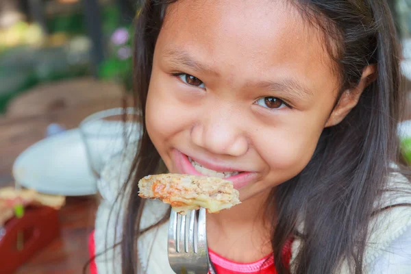 Kind meisje eten hamburger varkensvlees — Stockfoto