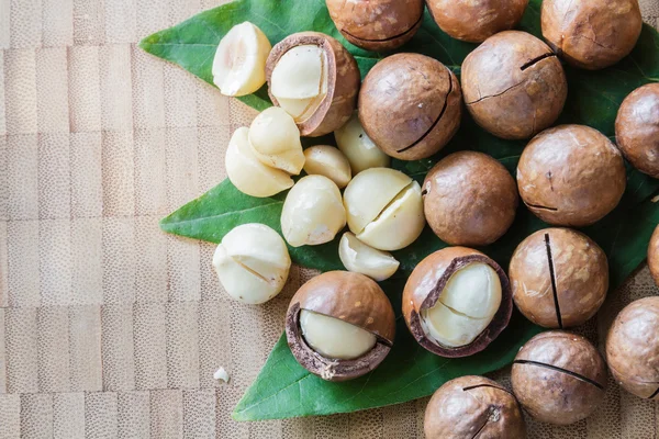 Macadamia på bord av trä. — Stockfoto