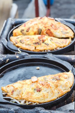 İstiridye omlet tava üzerinde.