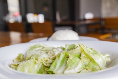 Lahana ilave edin balık sosu