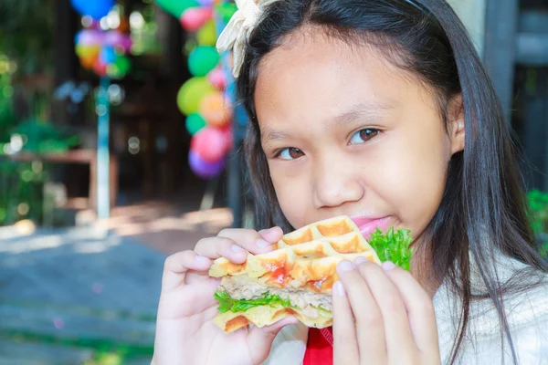 Barn Tjej äter våfflor fläsk — Stockfoto