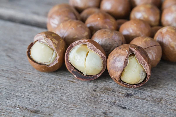 Macadamia op houten tafel. — Stockfoto