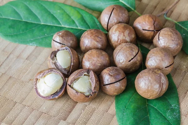 Macadamia op houten tafel. — Stockfoto