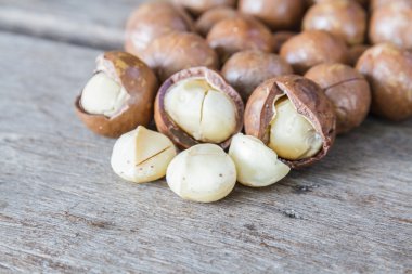 Macadamia ahşap masa üzerinde.
