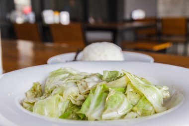 Lahana ilave edin balık sosu