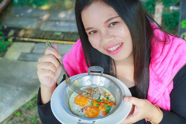 Mujer comer huevo sartén —  Fotos de Stock