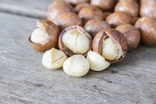 Macadamia på bord av trä. — Stockfoto