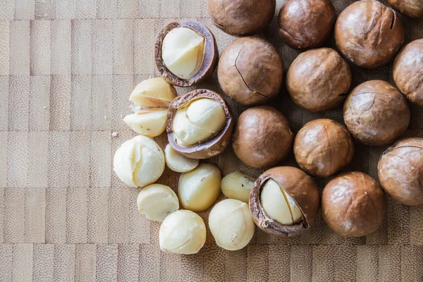 Macadamia op houten tafel. — Stockfoto