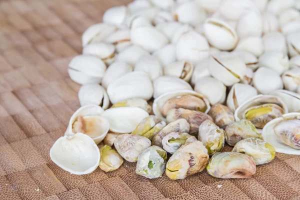 Pistaschmandlar på bord av trä. — Stockfoto