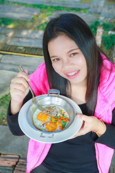 Femeia mănâncă tigaie de ouă — Fotografie, imagine de stoc