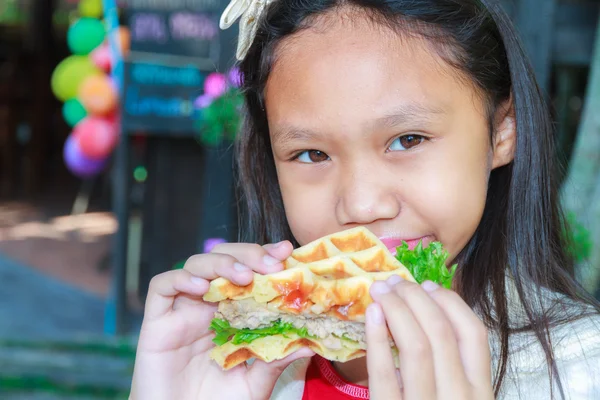 Kız çocuk waffle domuz eti yemek — Stok fotoğraf