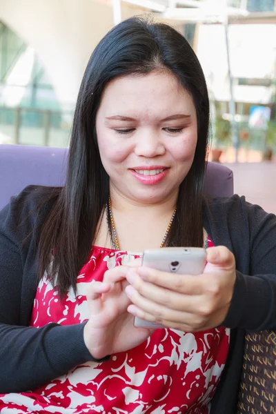 Mujer asiática usando smartphone — Foto de Stock