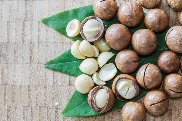 Macadamia na dřevěný stůl. — Stock fotografie