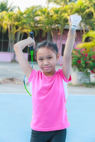 Meisje spelen badminton — Stockfoto