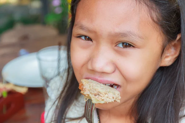 子供の女の子がハンバーグ豚肉を食べる — ストック写真