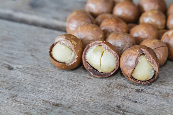 Macadamia på bord av trä. — Stockfoto