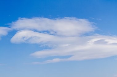 Bulutlu mavi gökyüzü