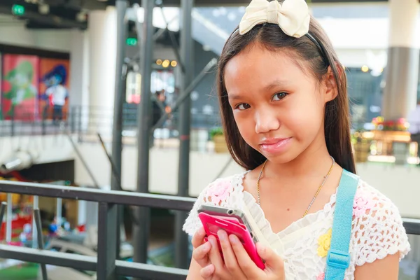 Aziatische kind meisje met smartphone — Stockfoto