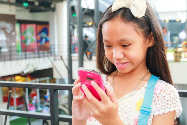 スマート フォンを使用してアジア子供女の子 — ストック写真