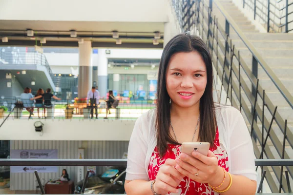 Mujer asiática usando smartphone — Foto de Stock