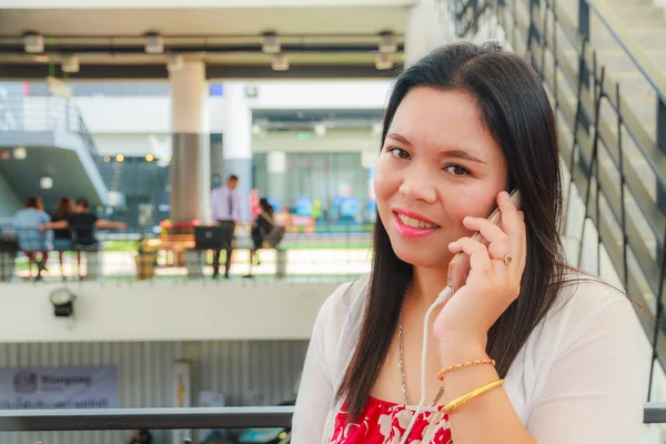 Akıllı telefon kullanan Asyalı kadın — Stok fotoğraf